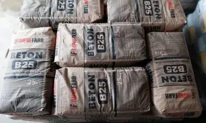Stos worków betonu B25 marki Imprefarb, każdy po 25 kg.