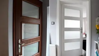 Przed i po: brązowe drzwi wewnętrzne z przeszkleniami przemalowane na biało. Jaka farba do malowania drzwi wewnętrznych na biało?