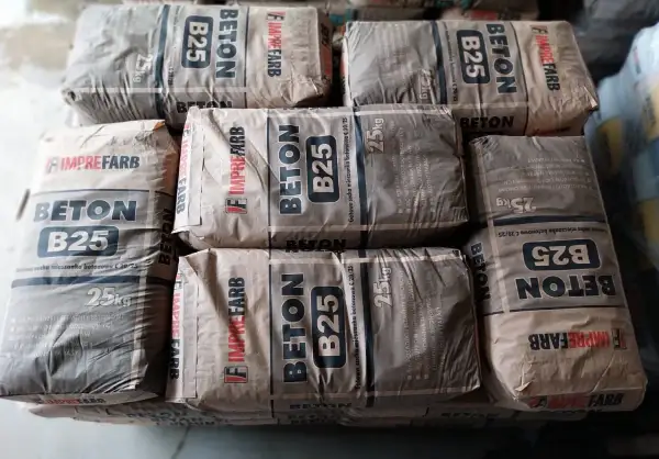 Stos worków betonu B25 marki Imprefarb, każdy po 25 kg.